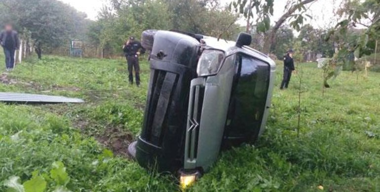 На Рівненщині п'яний водій зніс автобусну зупинку: постраждала жінка
